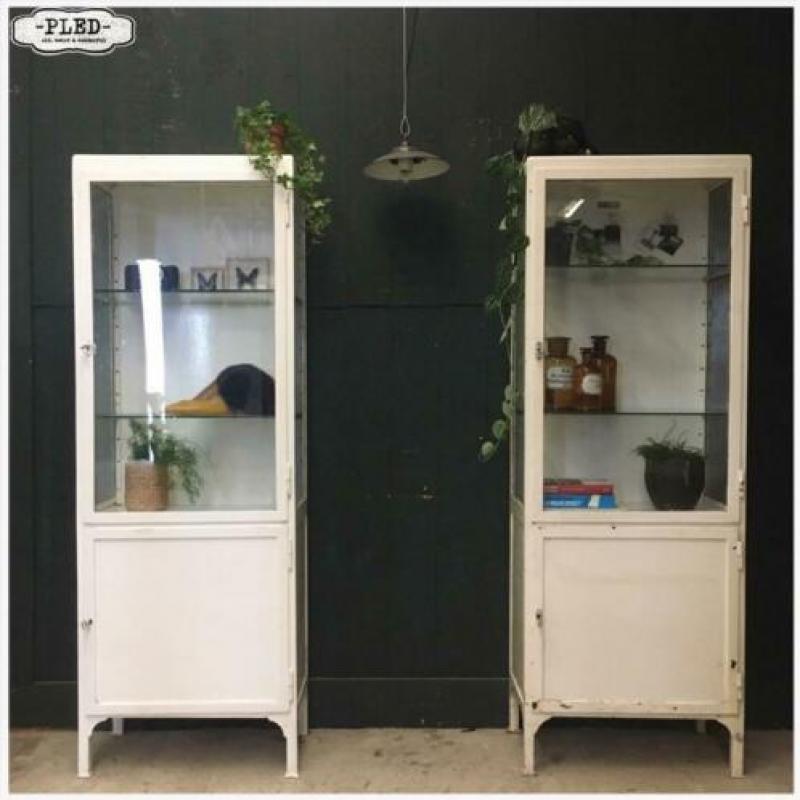 Oude apothekerskast Vitrine Vitrinekast Kast. Prijs is ps