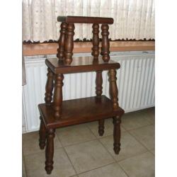 3 eiken houten bijzet tafeltjes met fraai gedraaide poten .