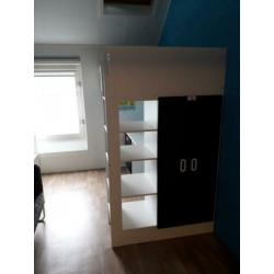 Hoogslaper met bureau en kast.