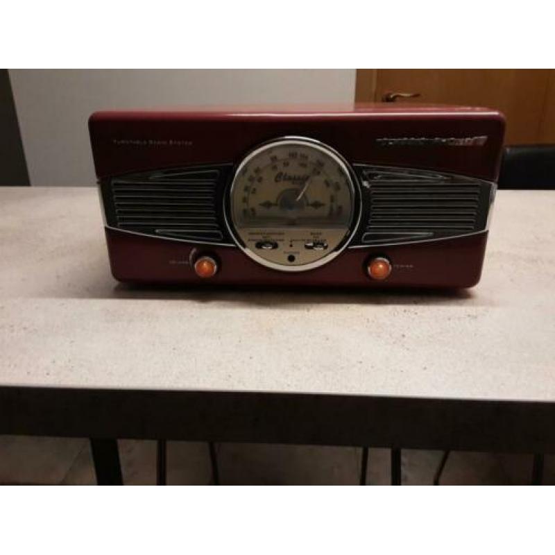 Retro platenspeler (en radio), amper gebruikt