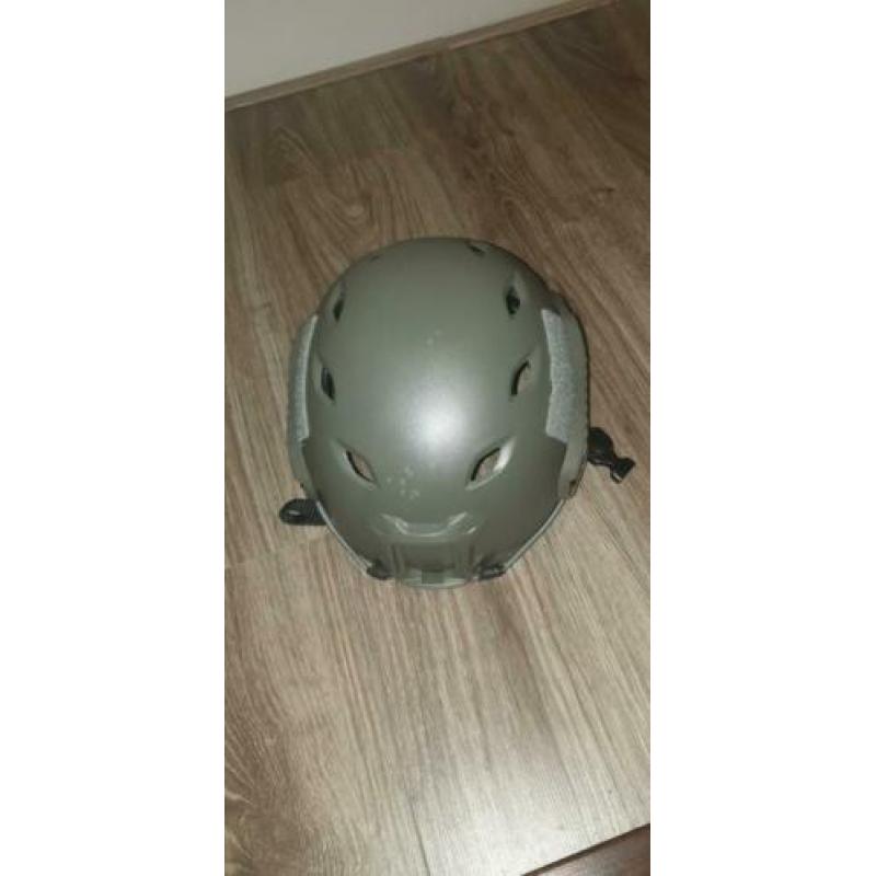 Te koop: Airsoft helm met cover en pads voor binnenkant helm