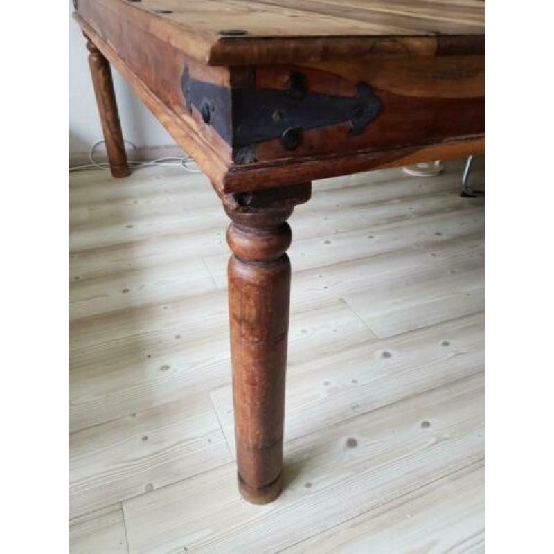 Koloniale Prachtige zware robuuste eettafel.