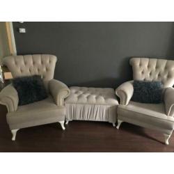 2 fauteuils + hocker licht taupe kleur