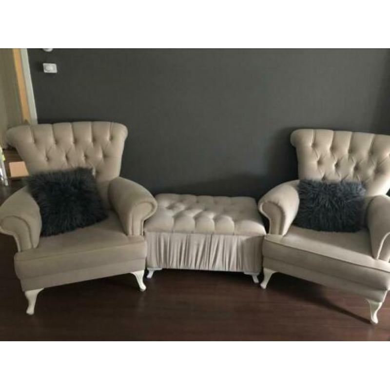 2 fauteuils + hocker licht taupe kleur
