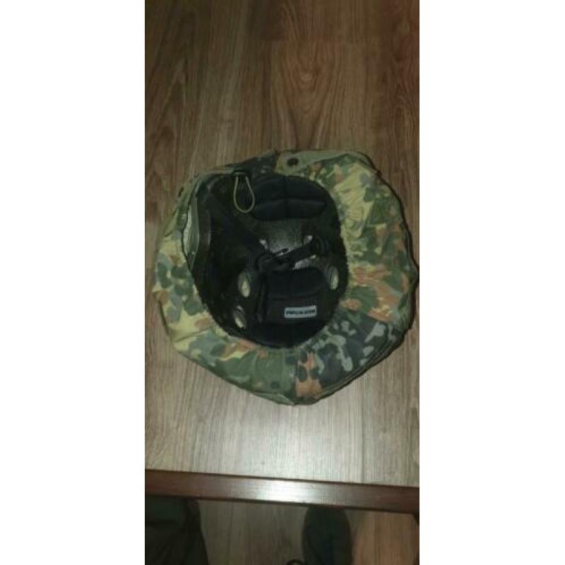 Te koop: Airsoft helm met cover en pads voor binnenkant helm