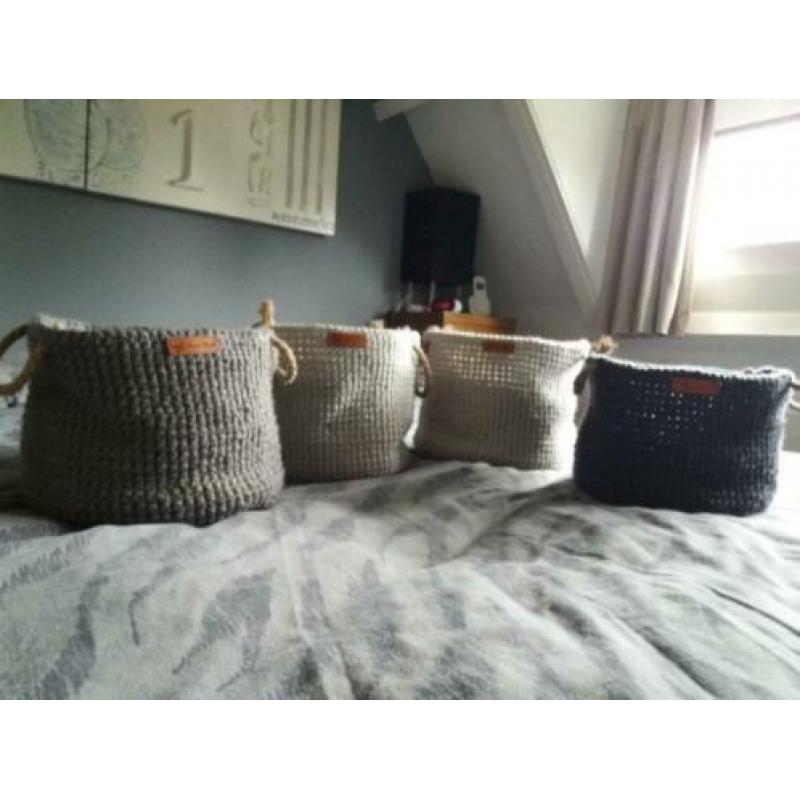 4 x mand gehaakt met touwhengsels pr. per stuk