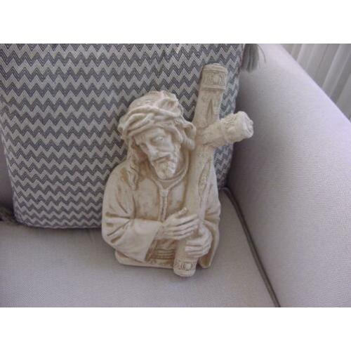 Beeld Jezus met kruis