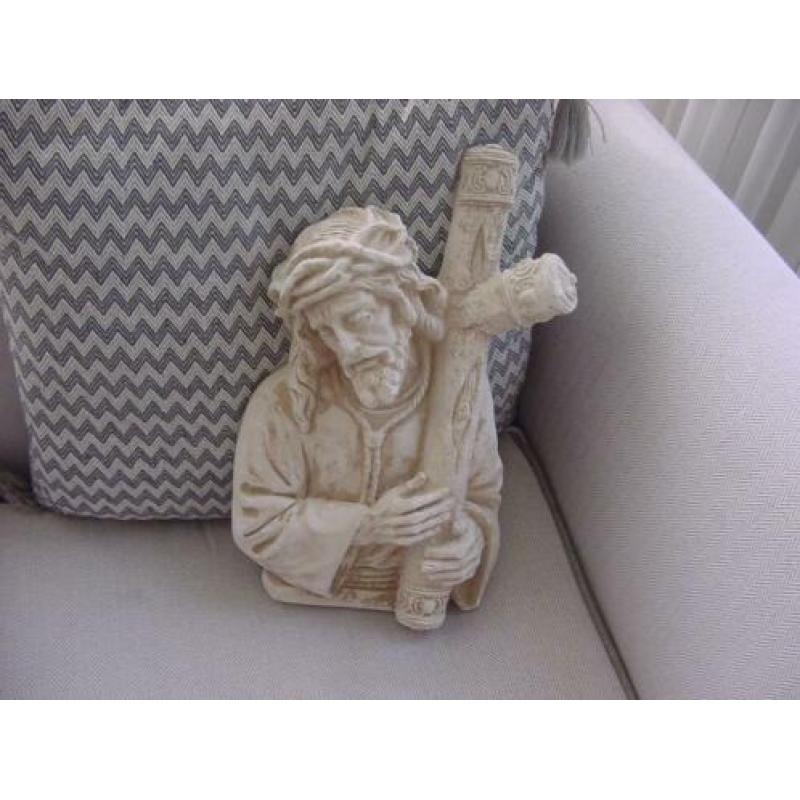 Beeld Jezus met kruis