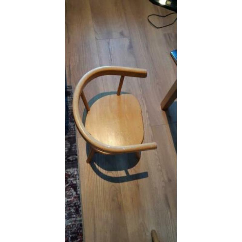 Leuk kindertafeltje en 2 stoeltjes