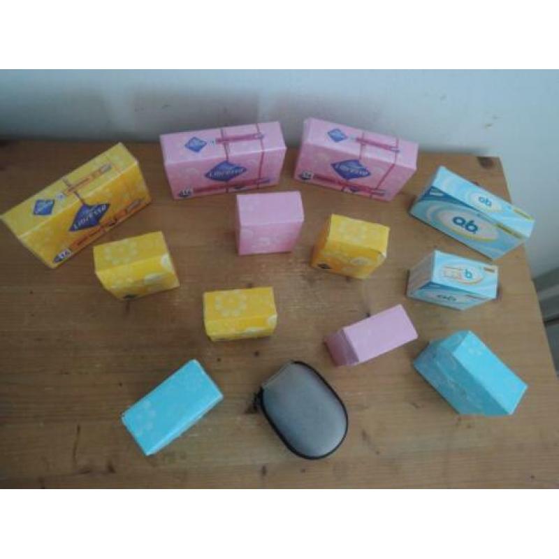 Diverse (on)geopende doosjes Libresse tampons plus tas etui