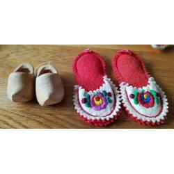 7 paar mini schoentjes uit allerlei landen.