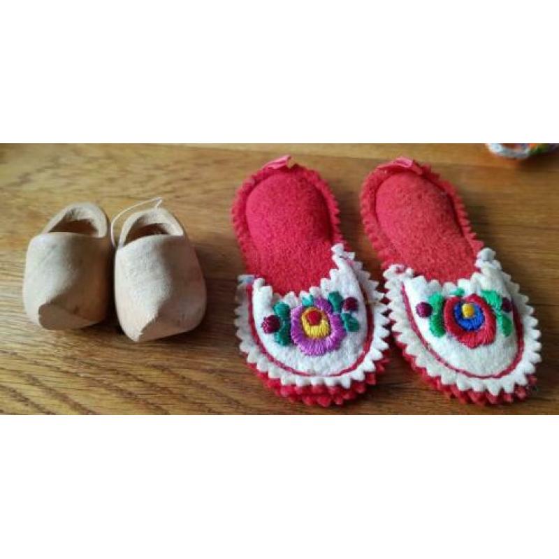 7 paar mini schoentjes uit allerlei landen.