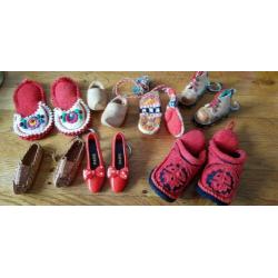 7 paar mini schoentjes uit allerlei landen.