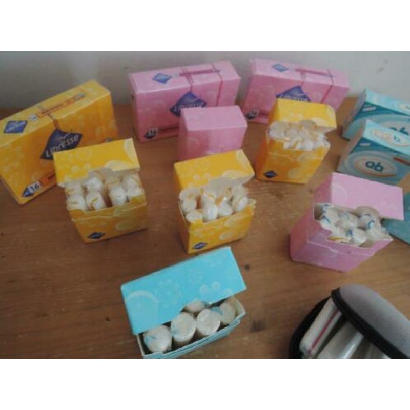 Diverse (on)geopende doosjes Libresse tampons plus tas etui