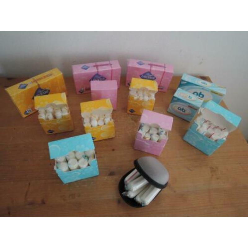 Diverse (on)geopende doosjes Libresse tampons plus tas etui