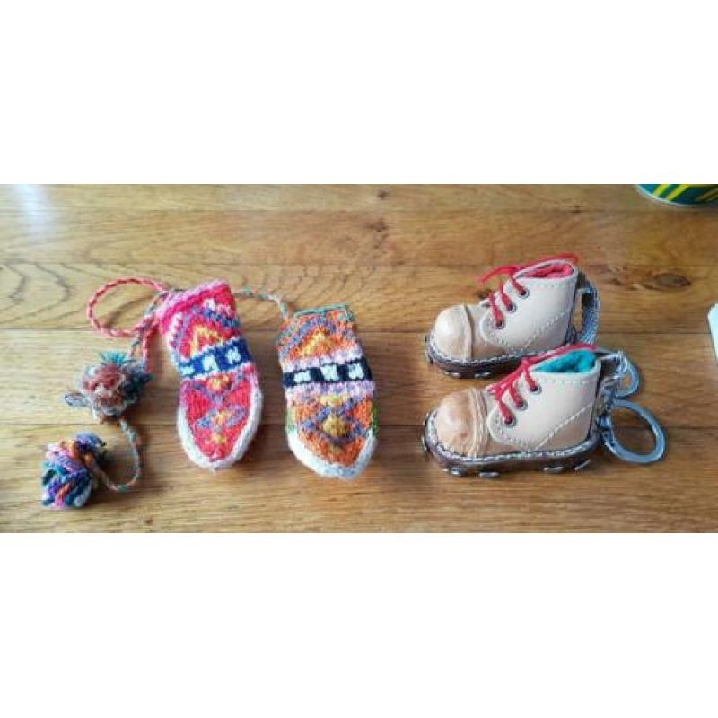 7 paar mini schoentjes uit allerlei landen.