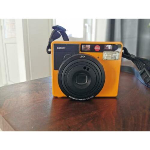 Leica sofort instant camera