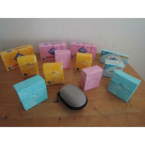 Diverse (on)geopende doosjes Libresse tampons plus tas etui