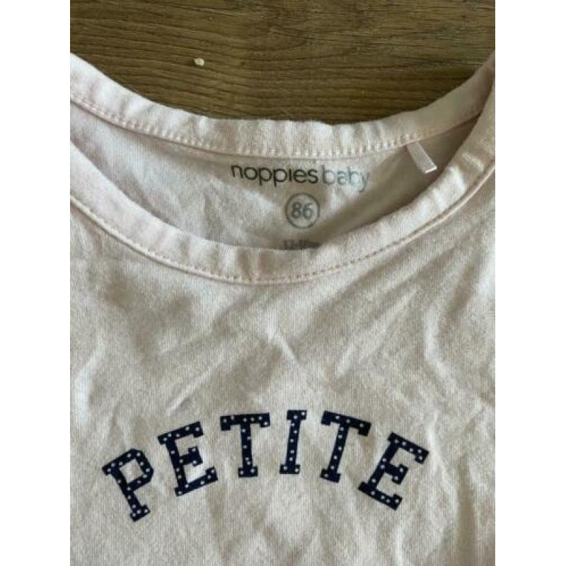 zacht roze shirtje van Noppies met tekst Petite maat 86