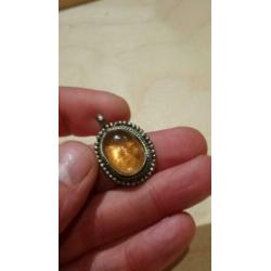 Veel sieraden te koop. Voor weinig geld.