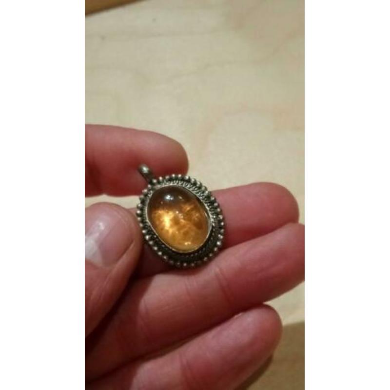 Veel sieraden te koop. Voor weinig geld.