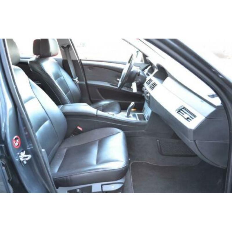 BMW 5 Serie Touring 523i B.Line automaat / NAVI / LEDER / TH