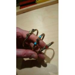 Veel sieraden te koop. Voor weinig geld.
