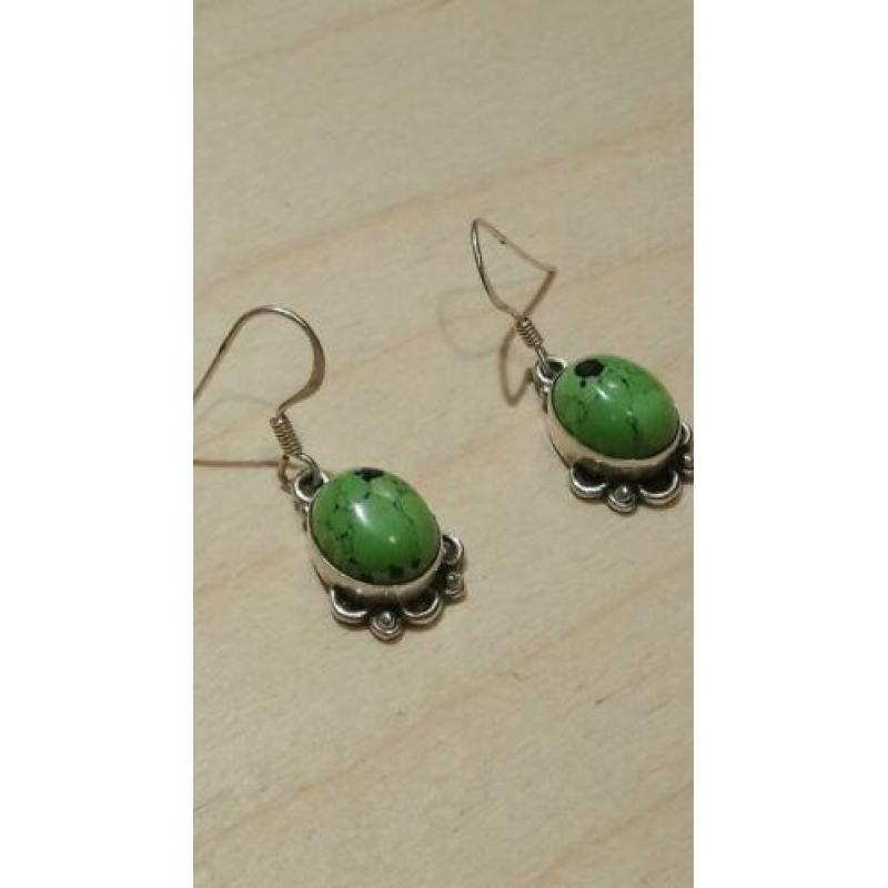 Veel sieraden te koop. Voor weinig geld.