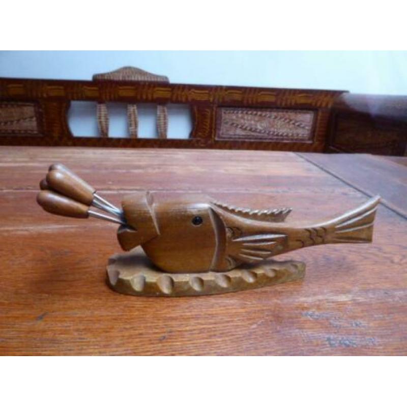 Vintage houten vis met cocktailprikkers