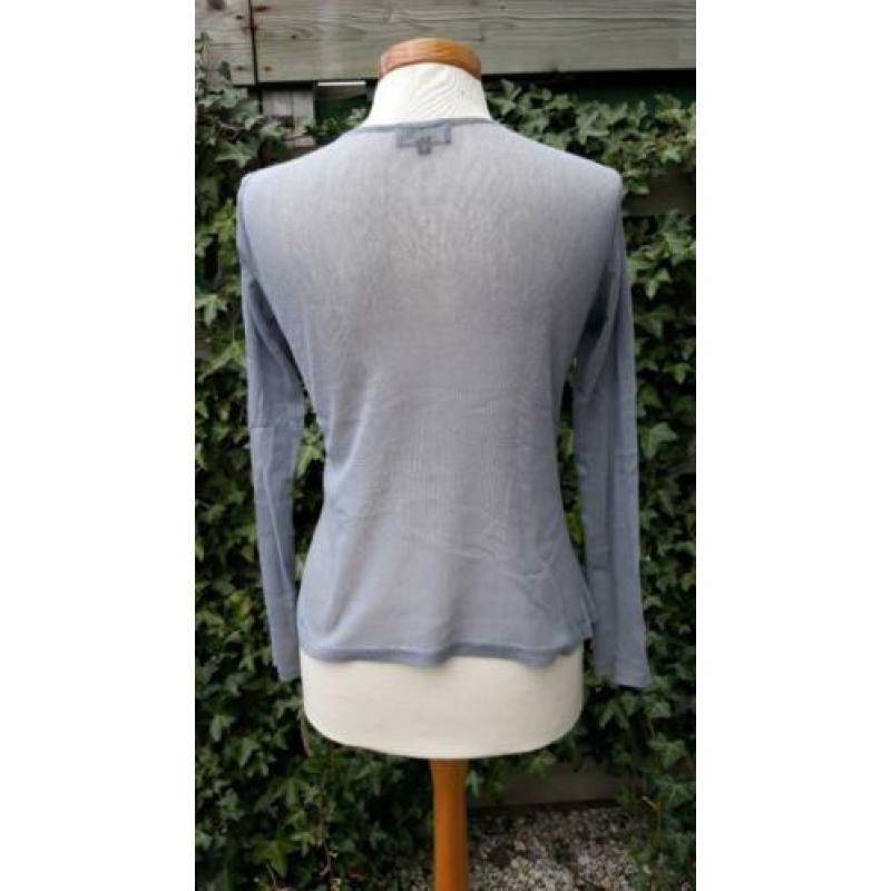 • Grijs voile shirt van 2026 ,mt 1=36 met een print op de v