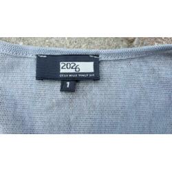 • Grijs voile shirt van 2026 ,mt 1=36 met een print op de v