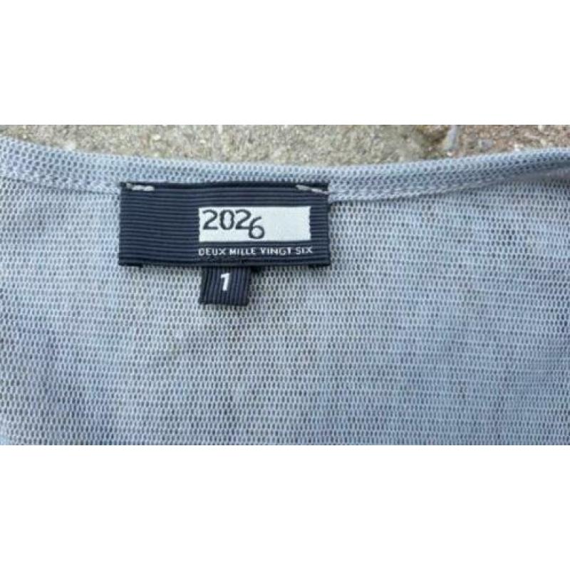 • Grijs voile shirt van 2026 ,mt 1=36 met een print op de v