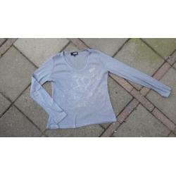 • Grijs voile shirt van 2026 ,mt 1=36 met een print op de v