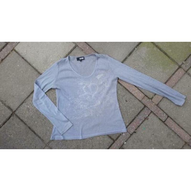 • Grijs voile shirt van 2026 ,mt 1=36 met een print op de v