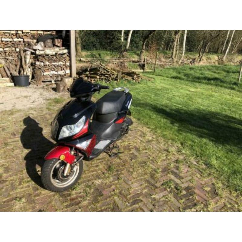 Baotian scooter. 4T. Geel kenteken.