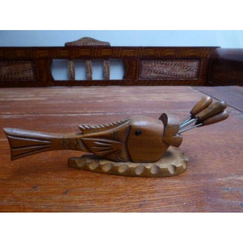 Vintage houten vis met cocktailprikkers