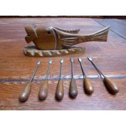Vintage houten vis met cocktailprikkers