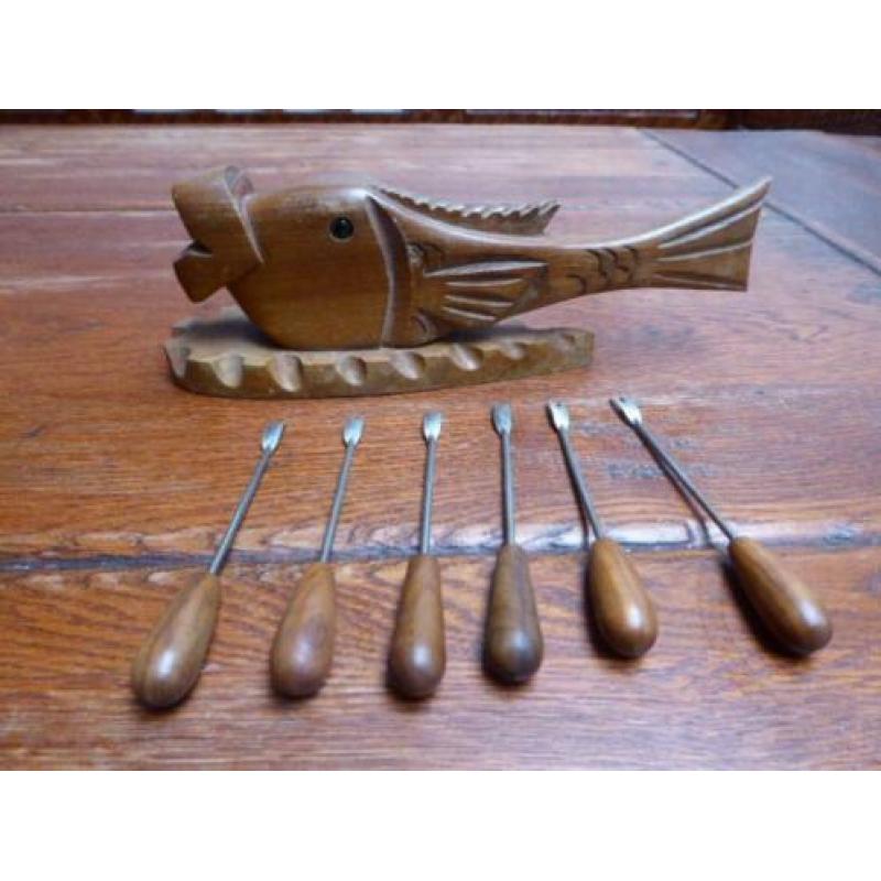 Vintage houten vis met cocktailprikkers