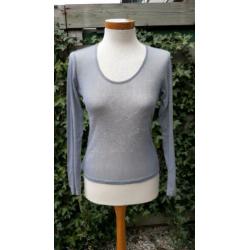 • Grijs voile shirt van 2026 ,mt 1=36 met een print op de v