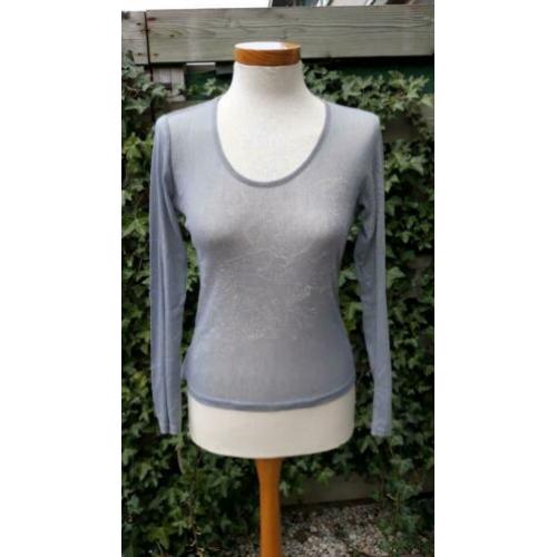 • Grijs voile shirt van 2026 ,mt 1=36 met een print op de v