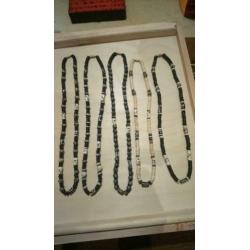 Veel sieraden te koop. Voor weinig geld.