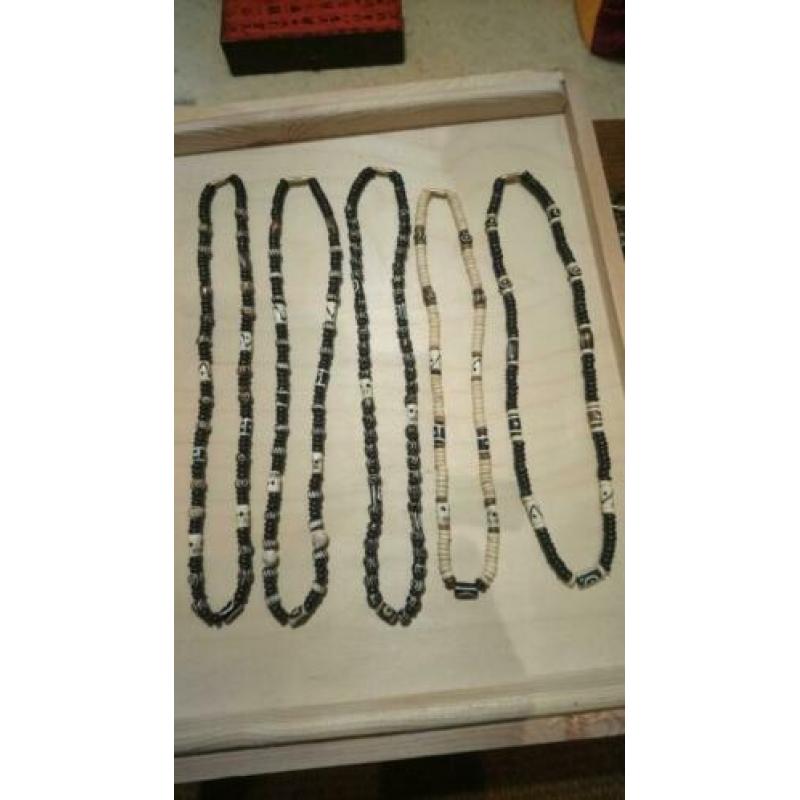 Veel sieraden te koop. Voor weinig geld.