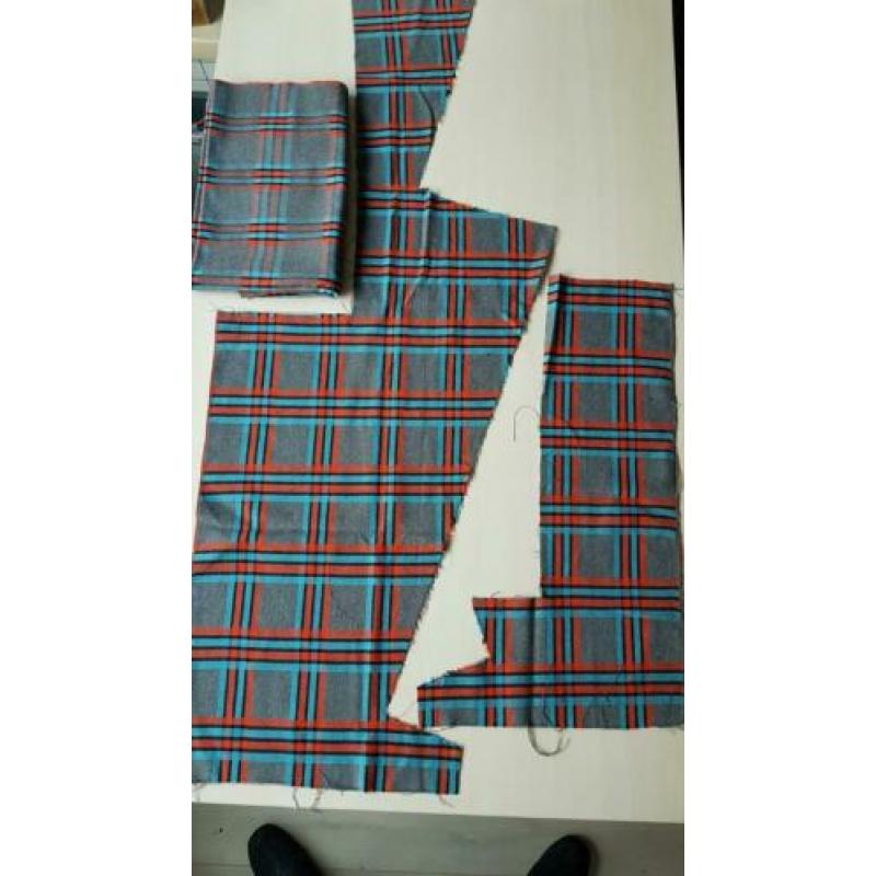Lapjes stof ruit grijs blauw rood