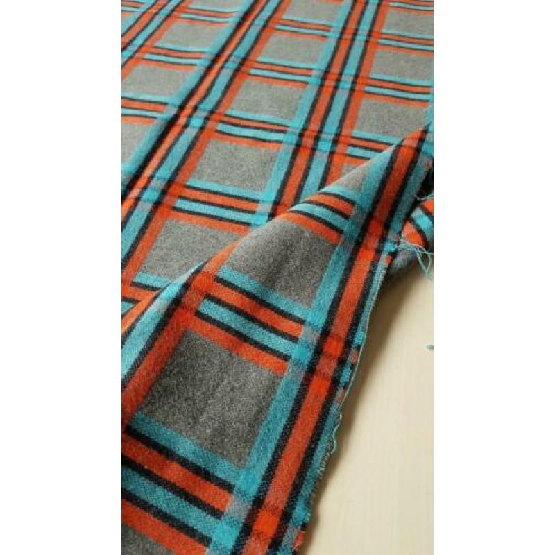 Lapjes stof ruit grijs blauw rood