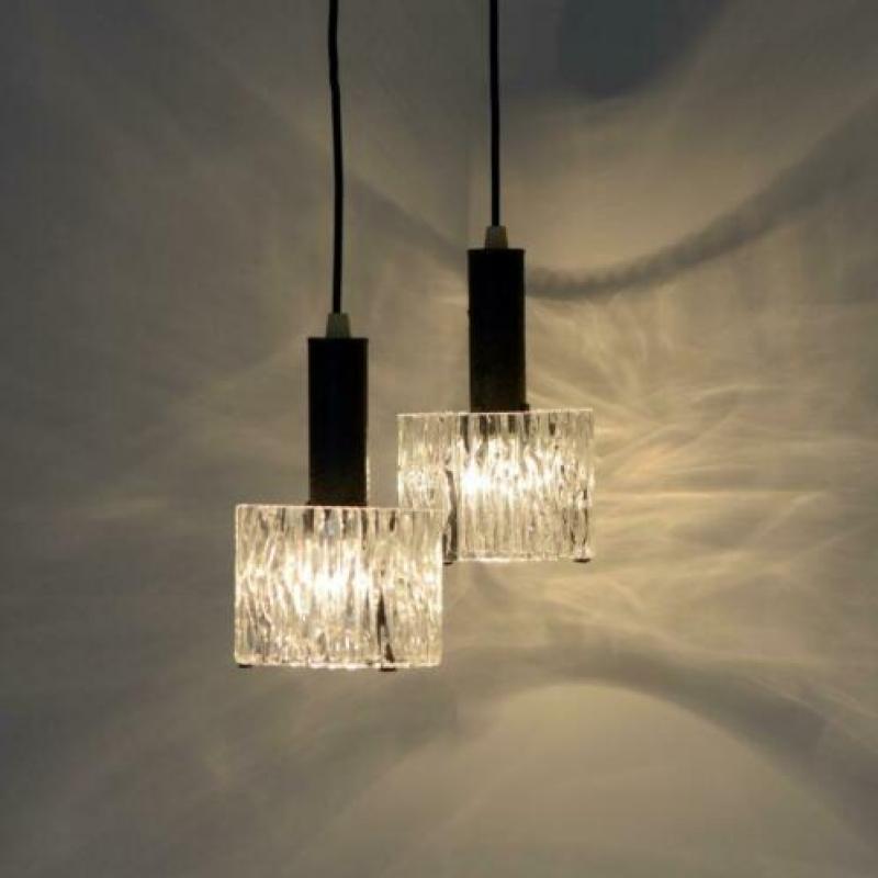 Retro HANGLAMPEN zwart armatuur glazen rand ca. 1960
