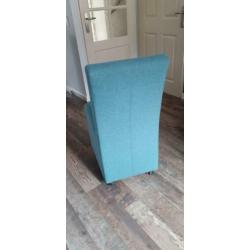 6 nette stoelen te koop. 4x bruin/antraciet 2x aquamarijn.