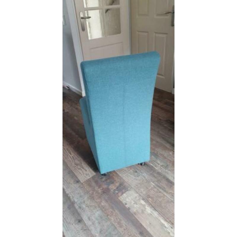 6 nette stoelen te koop. 4x bruin/antraciet 2x aquamarijn.
