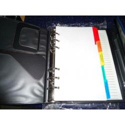 organizer met pen en maandoverzicht weekplanner