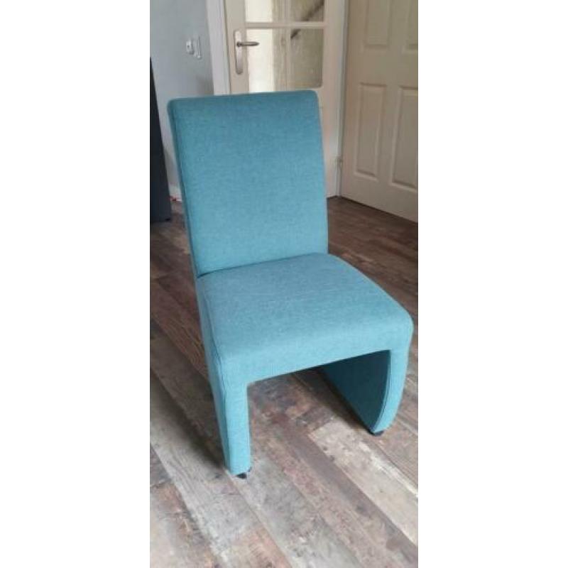 6 nette stoelen te koop. 4x bruin/antraciet 2x aquamarijn.