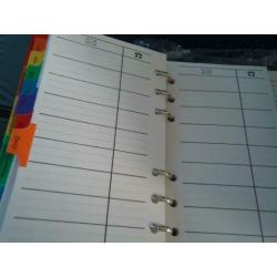 organizer met pen en maandoverzicht weekplanner